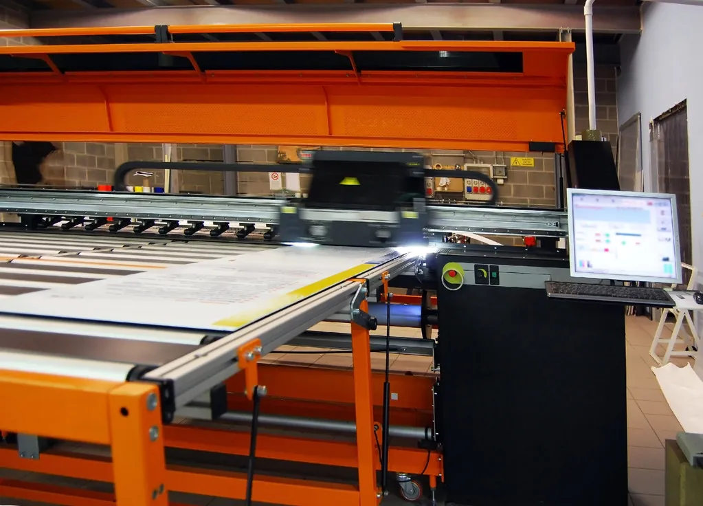 Large-format printer in digital printing
